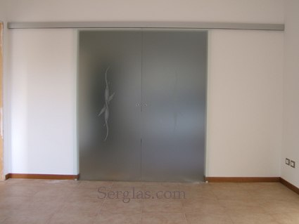 Porte in vetro , porte vetro , porte tuttovetro , porte scorrevoli in vetro , porte vetro scorrevoli, paraschizzi cucina, paraschizzi in vetro ,porte in vetro colorate , porte vetro colorate